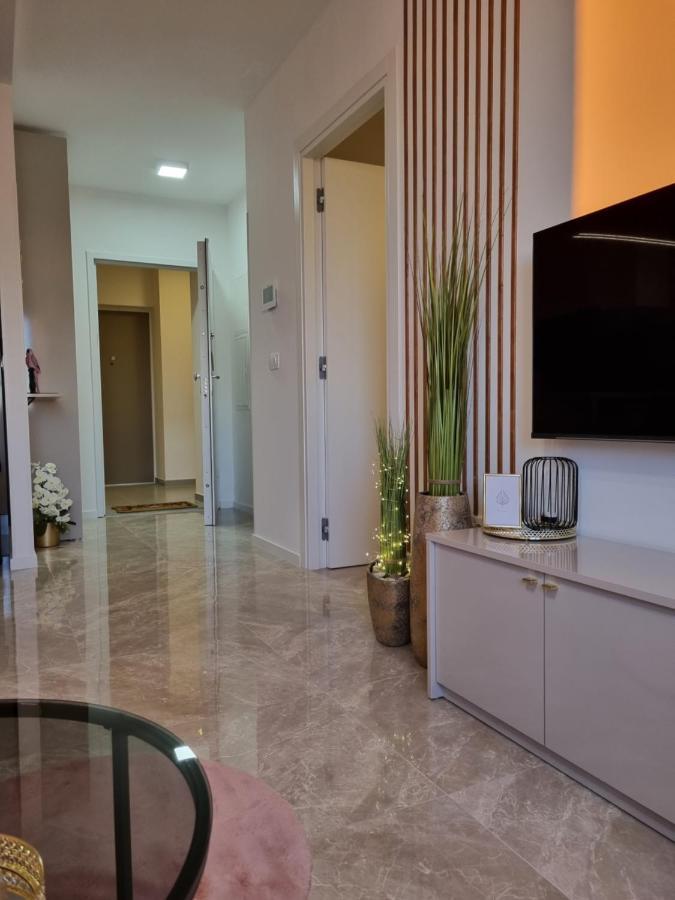 Apartment "50 Shades" With Balcony And Free Parking In The Garage Zadar Exterior photo